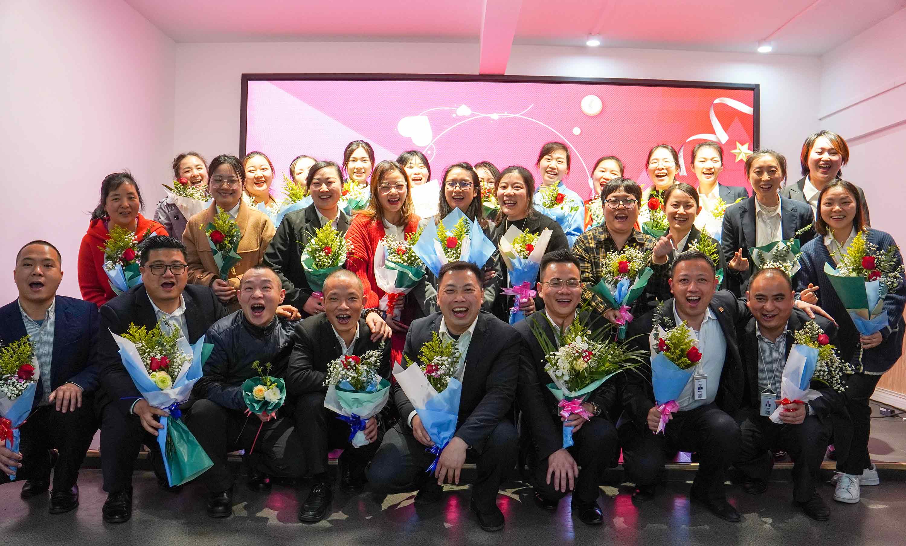 雅福女職工歡聲笑語(yǔ)迎接“三八節(jié)”