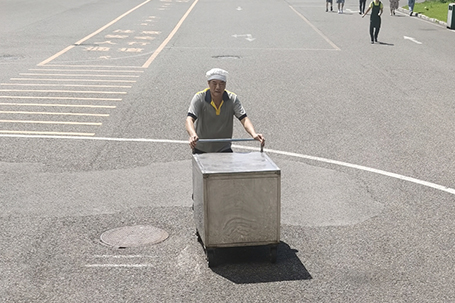 從廚房到餐廳，他用行動踐行尊重和關(guān)心