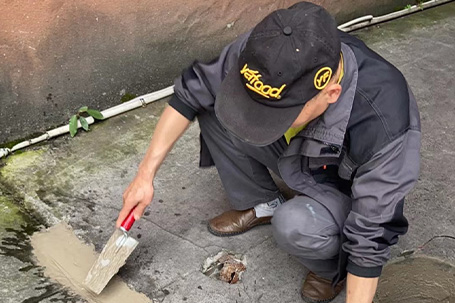 老蔡自發(fā)修繕路面，文化實(shí)踐顯真情